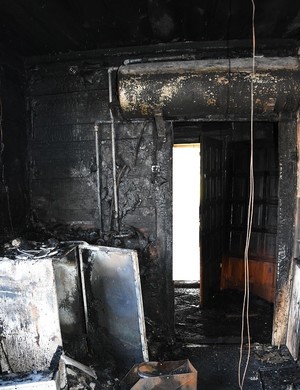 wnętrze spalonego domu