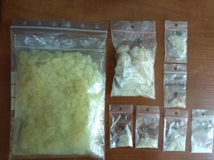 krystaliczna substancja zapakowana w foliowe worki