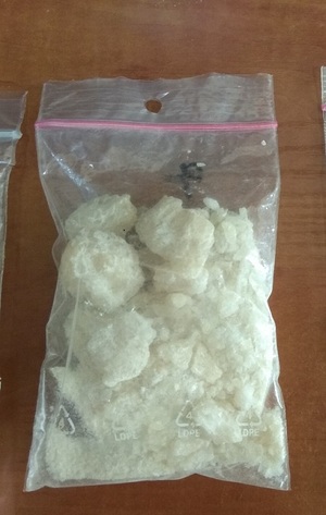 krystaliczna substancja w worku foliowym