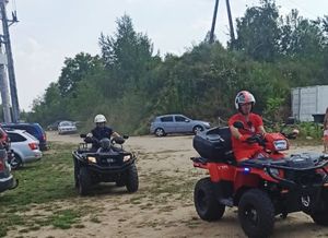policjant i strażak na quadach