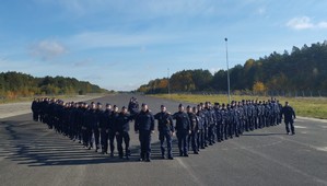 policjanci podczas ćwiczeń