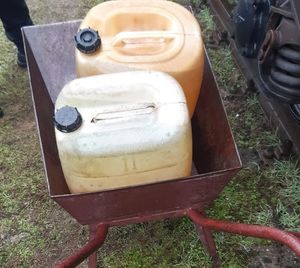 taczka z bankami na olej