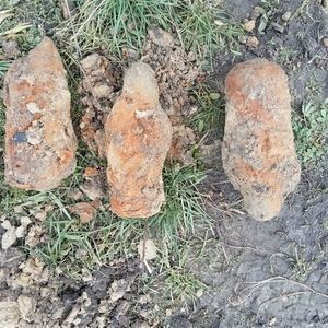 niewybuchy pocisków leżące na trawie