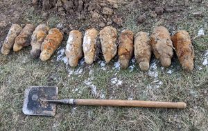 niewybuchy pocisków leżące na trawie