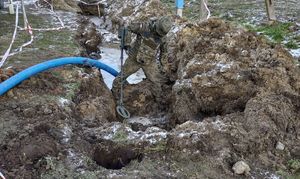 saper przeszukuje teren