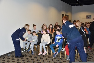 policjanci przekazują odblaski