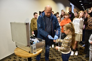 technik kryminalistyki podczas pokazu z dziećmi