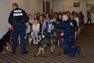 przewodnicy psów służbowych rozmawiają z dziećmi — kopia