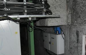 miejsce zdarzenia, widoczne odcięte kable