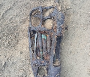 fragment skorodowanej broni z pociskami