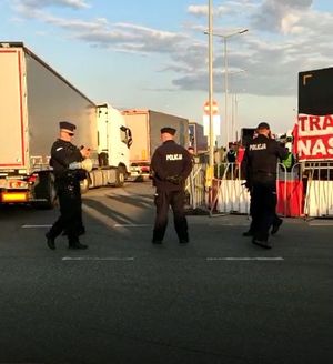 policjanci pilnują porządku przy granicy