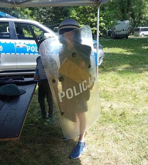 dziecko przymierza elementy wyposażenia