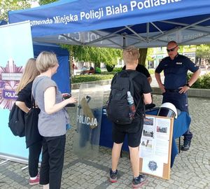 policjant na stoisku