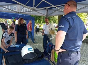 Prezydent Miasta Biała Podlaska na stoisku policyjnym oraz policjanci