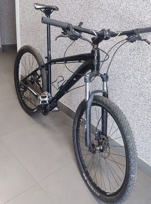 odzyskany rower górski, który jest oparty o ścianę