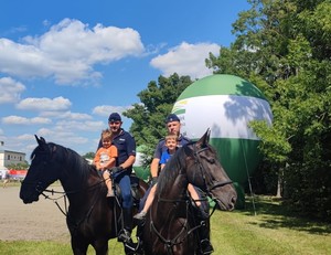 policjanci na koniach z dziećmi