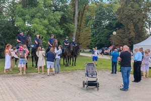 policjanci w patrolach konnych