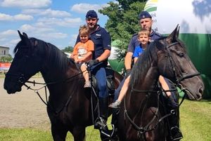 policjanci na koniach