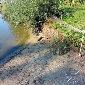 niewybuch znaleziony na brzegu zbiornika wodnego