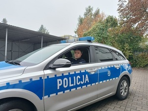 policjant siedzi w radiowozie