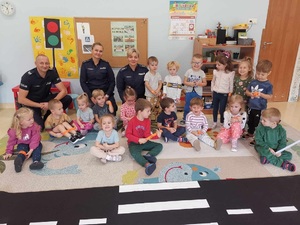zdjęcie grupowe dzieci z opiekunami i policjantami
