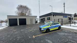 radiowóz oznakowany pod posterunkiem w Piszczacu