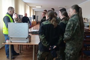 policjanci i studenci podczas spotkania