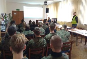 policjanci podczas prelekcji ze studentami