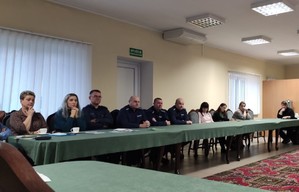 uczestnicy siedzący przy stole