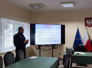 policjant podczas prezentacji