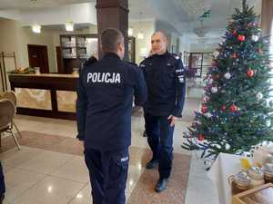 policjanci podczas spotkania