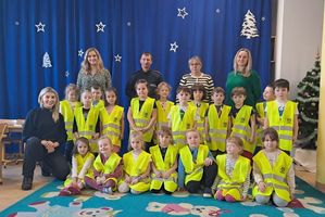 zdjęcie policjantów z dziećmi i opiekunami