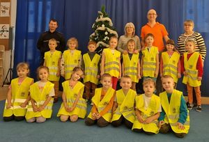 zdjęcie policjantów z dziećmi i opiekunami