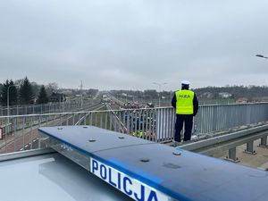 policjant na wiadukcie podczas rolniczego protestu