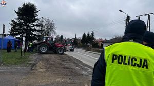 policjanci zabezpieczają protest rolników