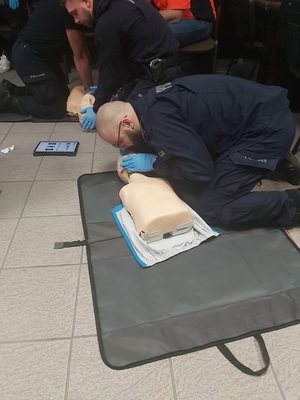 policjant ćwiczący resuscytację