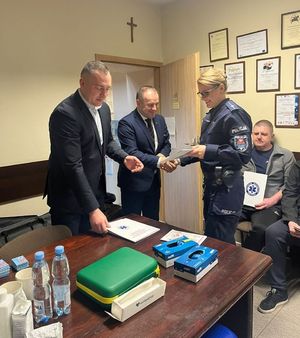 policjantka odbiera certyfikat uczestnictwa