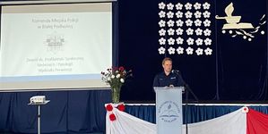 policjantka podczas spotkania