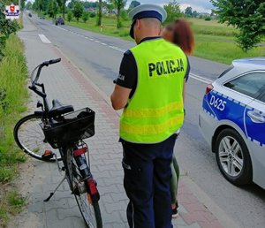 policjant z rowerzystką podczas kontroli