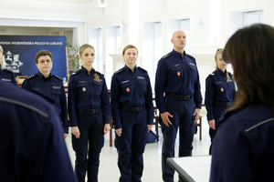 umundurowani policjanci stoją w szeregu