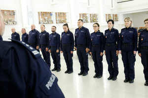 umundurowani policjanci stoją w szeregu